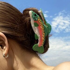 REVOLVE ❤️‍🔥 ACRYLIC NWT FISH CLIP